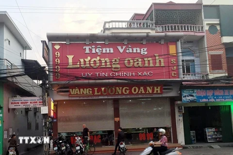 Cửa hàng vàng Lương Oanh ở khu phố 1, phường Mạo Khê, thị xã Đông Triều nơi xảy ra vụ cướp. (Ảnh: Văn Đức/TTXVN)