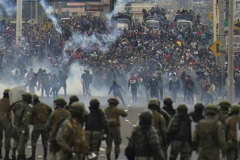Cảnh sát được triển khai để ngăn chặn người biểu tình quá khích tại Quito, Ecuador(Ảnh: AFP/ TTXVN)