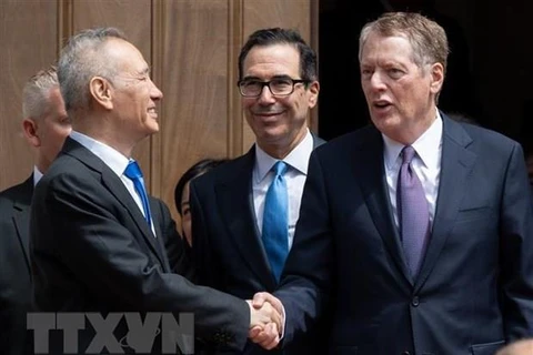 (Từ trái sang): Phó Thủ tướng Trung Quốc Lưu Hạc, Bộ trưởng Tài chính Mỹ Steven Mnuchin và Đại diện thương mại Mỹ Robert Lighthizer sau vòng đàm phán thương mại ở Washington, DC ngày 10/5/2019. (Nguồn: AFP/TTXVN)