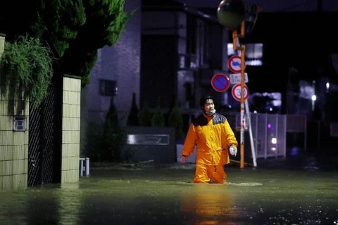 Một nhân viên cứu hộ, cứu nạn của Nhật Bản. (Nguồn: Mainichi)