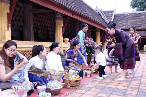 Cả gia đình đủ các thế hệ đang chờ đến lượt để thực hiện để thực hiện các nghi thức tôn giáo trong Bun Okphansa. (Ảnh: Phạm Kiên/TTXVN)