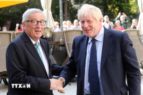 Chủ tịch Ủy ban châu Âu Jean-Claude Juncker (trái) và Thủ tướng Anh Boris Johnson (phải) tại cuộc gặp ở Luxembourg ngày 16/9. (Ảnh: AFP/TTXVN)