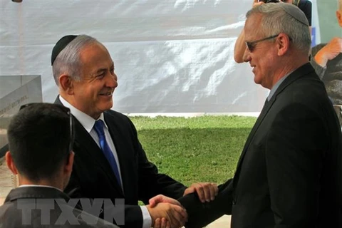 Thủ tướng Israel Benjamin Netanyahu (trái) và lãnh đạo đảng liên minh Xanh-Trắng Benny Gantz trong cuộc gặp tại Jerusalem. (Ảnh: AFP/TTXVN)