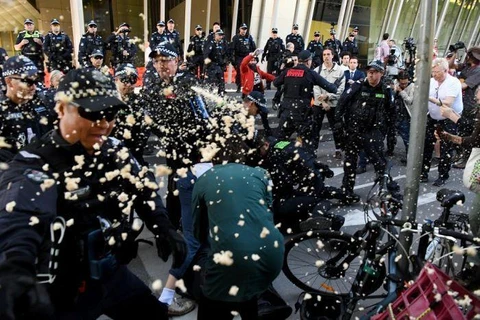 Bạo loạn giữa cảnh sát Australia và người biểu tình vì môi trường. (Nguồn: ABC)