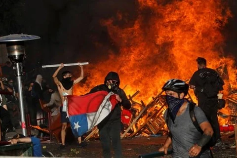 Bạo loạn tại Chile. (Nguồn: The Guardian)
