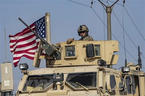 Xe quân sự Mỹ từ miền Bắc Iraq di chuyển qua thành phố Qamishli, miền Đông Bắc Syria. (Ảnh: AFP/TTXVN)