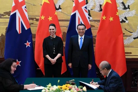 Lãnh đạo New Zealand và Trung Quốc chứng kiến việc ký kết các văn bản. (Nguồn: Stuff nz)