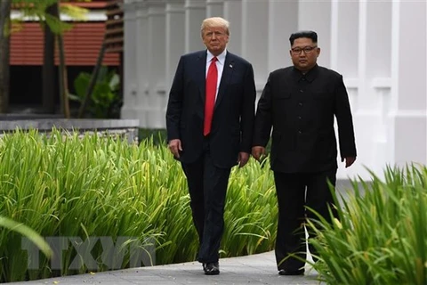 Tổng thống Mỹ Donald Trump (trái) trong cuộc gặp thượng đỉnh với Nhà lãnh đạo Triều Tiên Kim Jong-un tại Singapore ngày 12/6/2018. (Ảnh: AFP/TTXVN)