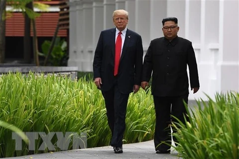 Tổng thống Mỹ Donald Trump (trái) trong cuộc gặp thượng đỉnh với Nhà lãnh đạo Triều Tiên Kim Jong-un tại Singapore ngày 12/6/2018. (Ảnh: AFP/TTXVN)