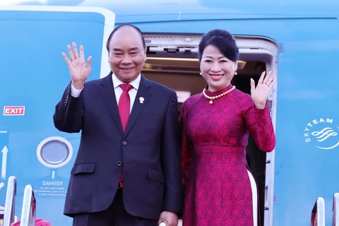 Thủ tướng Nguyễn Xuân Phúc và phu nhân tại sân bay quân sự Bangkok, Thái Lan. (Ảnh: Thống Nhất/TTXVN)
