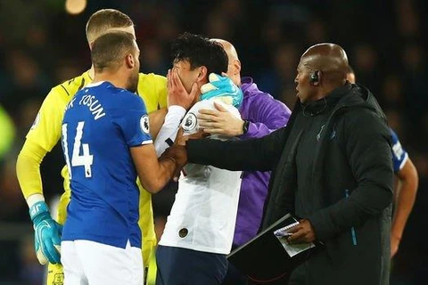 Son Heung Min khóc sau khi chứng kiến Andre Gomes bị gãy chân. (Nguồn: Daily Express)