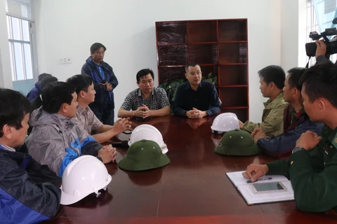 Chủ tịch UBND tỉnh Phú Yên Phạm Đại Dương (áo đen) kiểm tra công tác ứng phó bão số 6 tại huyện Đông Hòa. (Ảnh: Phạm Cường/TTXVN)