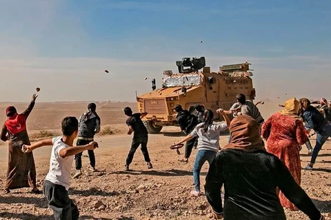 Người dân Syria ném đá xe tuần tra của Thổ Nhĩ Kỳ và Nga. (Nguồn: Rudaw)