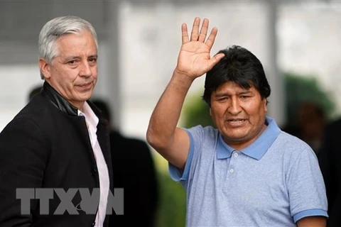 Cựu Tổng thống Bolivia Evo Morales (phải) tới sân bay thủ đô Mexico City, Mexico ngày 12/11/2019. (Nguồn: THX/TTXVN)