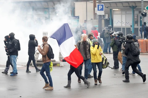 Người biểu tình bị cảnh sát Pháp bắn hơi cay giải tán. (Nguồn: Newsbook)