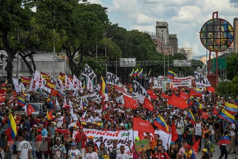 Người dân tham gia tuần hành ủng hộ Tổng thống Venezuela Nicolas Maduro tại Caracas ngày 12/9/2019. (Nguồn: AFP/TTXVN)