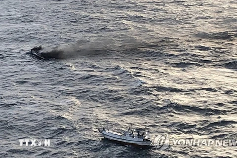 Lực lượng cứu hộ Hàn Quốc tìm kiếm các nạn nhân mất tích trong vụ cháy tàu cá ở ngoài khơi phía đông đảo Jeju, ngày 19/11/2019. (Ảnh: YONHAP/TTXVN)