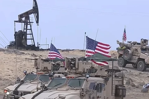Binh lính Mỹ tại một mỏ dầu của Syria. (Nguồn: The Grayzone)