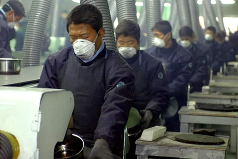 Công nhân trong một nhà máy tại Hàn Quốc. (Nguồn: AsiaNews)