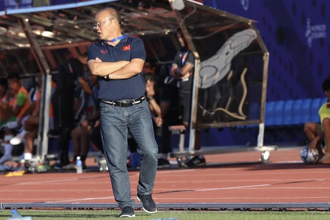 Huấn luyện viên Park Hang-seo chỉ đạo đội Việt Nam. (Ảnh: Hoàng Linh/TTXVN)