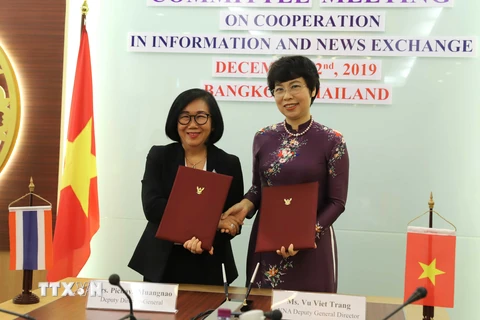 Phó Tổng giám đốc TTXVN Vũ Việt Trang và Phó Tổng Giám đốc PRD Pichaya Muangnao ký thông qua Báo cáo về hợp tác giữa hai bên. (Ảnh: Ngọc Quang-Hữu Kiên/TTXVN)
