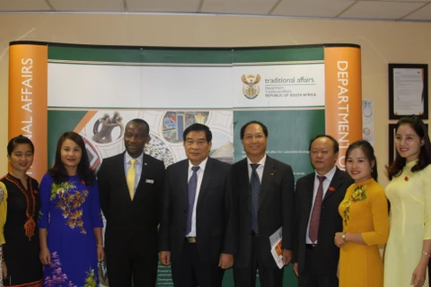 Chủ tịch Hội đồng Dân tộc Hà Ngọc Chiến (thứ 4, từ trái), Tổng cục trưởng thuộc Bộ Các vấn đề truyền thống Nam Phi Mashwahle Diphofa (thứ 3, từ trái) với cán bộ sứ quán Việt Nam. (Ảnh: Đình Lượng/TTXVN)