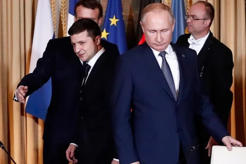 Tổng thống Nga Vladimir Putin và người đồng cấp Ukraine Volodymyr Zelensky đã có cuộc trao đổi nhanh tại Paris. (Nguồn: CNBC)