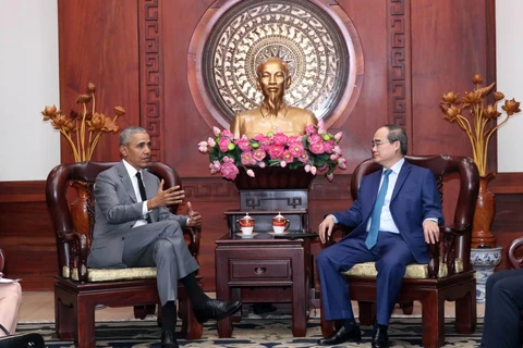 Bí thư Thành ủy Thành phố Hồ Chí Minh Nguyễn Thiện Nhân (phải) tiếp cựu Tổng thống Hoa Kỳ Barack Obama. (Ảnh: Xuân Khu//TTXVN)