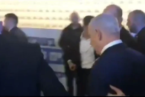 Hình ảnh Thủ tướng Israel phải dừng và rời khỏi sự kiện. (Nguồn: The Times of Israel)