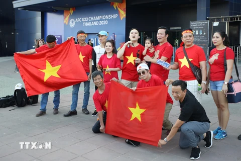 Cổ động viên Việt Nam đến sân vận động Buriram Stadium từ rất sớm tiếp lửa cho đội tuyển U23 Việt Nam. (Ảnh: Hoàng Linh/TTXVN)