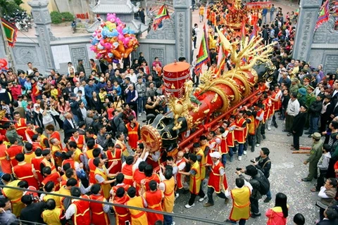 Lễ hội rước Pháo làng Đồng Kỵ luôn thu hút đông người tham gia. (Nguồn: khoanhkhacvietnam.vn)