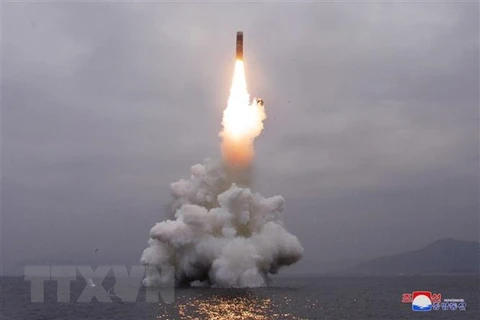 Vụ thử tên lửa đạn đạo kiểu mới Pukguksong-3 từ tàu ngầm của Triều Tiên ở ngoài khơi Vịnh Wonsan, ngày 2/10/2019. (Nguồn: AFP/TTXVN)