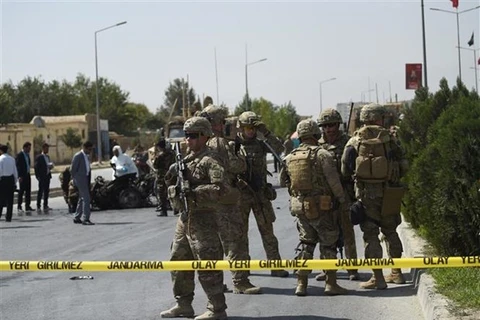 Binh sỹ Mỹ và lực lượng an ninh Afghanistan điều tra tại hiện trường một vụ tấn công ở Kabul, Afghanistan. (Ảnh: AFP/TTXVN)