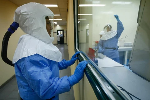 Các nhân viên y tế đang làm thủ tục cách ly đối với bệnh nhân dương tính với virus corona. (Nguồn: Bild)