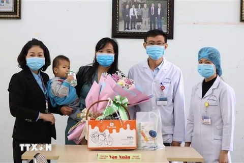 2 mẹ con nghi nhiễm viêm đường hô hấp cấp do chủng mới của virus Corona điều trị tại Bệnh viện Hữu nghị Việt Tiệp, Hải Phòng đã âm tính với nCoV và được xuất viện trưa 3/2. (Ảnh: TTXVN)