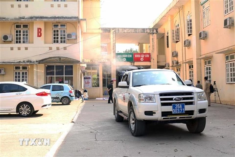 Bệnh viện Đa khoa tỉnh Sơn La thực hiện phun khử khuẩn bằng Cloramin B toàn bộ khuôn viên và các khoa, phòng. (Ảnh: Diệp Anh/TTXVN)