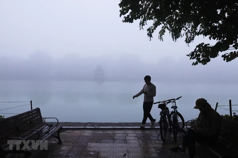 Hồ Hoàn Kiếm trong sương sớm. (Ảnh: Lâm Khánh/TTXVN)