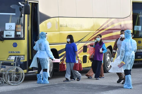 Nhân viên y tế Malaysia đón các công dân nước này được sơ tán từ Vũ Hán, Trung Quốc, tâm điểm của dịch viêm đường hô hấp cấp COVID-19, về tới sân bay quốc tế Kuala Lumpur ngày 4/2/2020. (Ảnh: AFP/TTXVN)