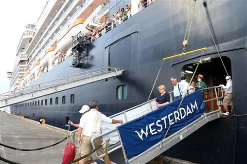 Hành khách rời tàu Westerdam tại cảng Sihanoukville, Campuchia, ngày 14/2/2020. (Ảnh: THX/TTXVN)