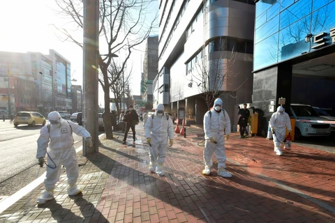 Các nhân viên y tế đang khử trùng thành phố Daegu. (Ảnh: Korea Herald)
