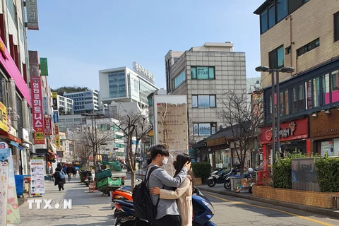 Một cặp đôi thể hiện tình cảm trên phố. (Ảnh: Mạnh Hùng/TTXVN)
