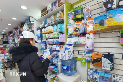 Một cửa hàng bán khẩu trang tai Seoul. (Ảnh: Mạnh Hùng/TTXVN)