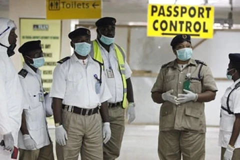 Kiểm tra y tế tại một sân bay của Nigeria. (Ảnh: Punch Newspaper)