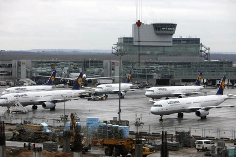 Mọi hoạt động tại sân bay Frankfurt đã bị tạm ngừng. (Ảnh: Evening Standard)