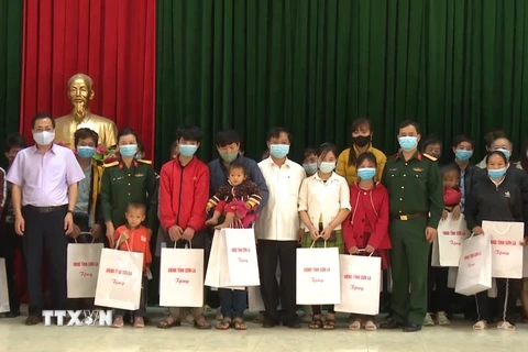 Ban Chỉ đạo phòng, chống dịch bệnh COVID-19 tỉnh Sơn La tặng quà các công dân hết thời gian cách ly y tế tập trung. (Ảnh: Nguyễn Cường/TTXVN)