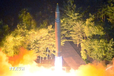 Trong ảnh (tư liệu): Vụ thử tên lửa đạn đạo xuyên lục địa (ICBM) Hwasong-14 tại địa điểm không xác định ở Triều Tiên ngày 28/7/2017. Ảnh: AFP/TTXVN