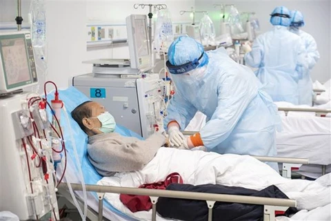 Nhân viên y tế điều trị bệnh nhân nhiễm COVID-19 tại bệnh viện ở Vũ Hán, tỉnh Hồ Bắc, Trung Quốc, ngày 21/3/2020. (Ảnh: THX/TTXVN)