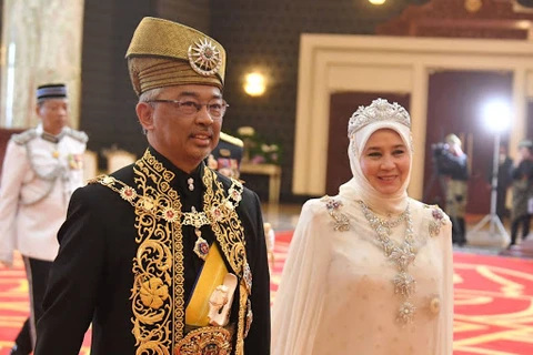Nhà vua Abdullah Ri'ayatuddin và Hoàng hậu Azizah Aminah Maimunah. (Ảnh: Asia News)