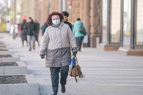Người dân đeo khẩu trang phòng lây nhiễm COVID-19 tại Moskva, Nga, ngày 24/3. (Ảnh: THX/TTXVN)