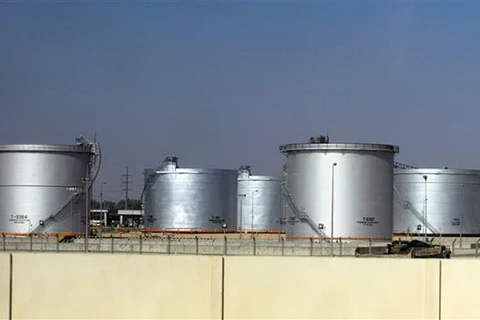 Thùng chứa dầu tại một cơ sở lọc dầu ở thành phố Dammam, Saudi Arabia. (Ảnh: AFP/TTXVN)